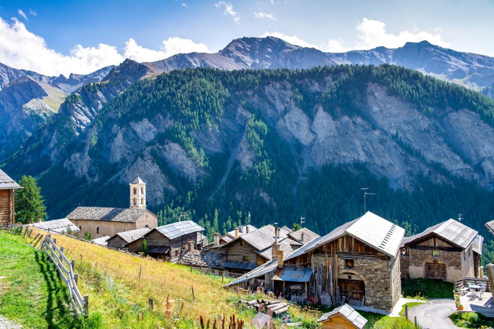 20 Most Beautiful Small Towns and Villages to Visit in France